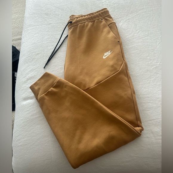 Youth Medium Nike Tech Joggers. - Picture 1 of 3